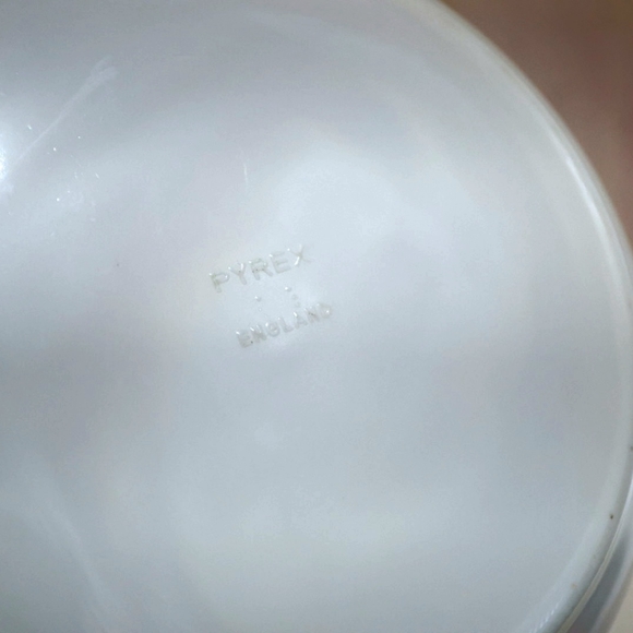 Pyrex England Blue Iris Casserole Dish - Picture 4 of 5